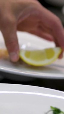 Erkek garson ziyafette servis yapıyor ve tabakta et atıştırmalığı tutuyor. Restoranda garsonluk yapıyor. Pirinç vermicelli Asya mutfağı