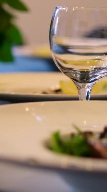 Masaya Renkli Salata Restoranında Şarap İçen Garson, Şarap Servisi ile Güzel Yemek Sahnesi. Yüksek kalite 4k görüntü