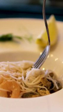 Kızarmış pirinç vermicelli ve deniz ürünleri Asya usulü pirinç vermicelli karışımı mimoza. Yüksek kalite 4k görüntü