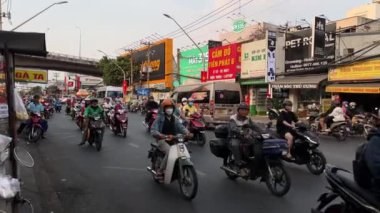 Ho Chi Minh şehri Ho Chi Minh City 07.26.2024 'te çok sayıda motosikletli, motorlu, motorlu, arabalı ve ağır hareket halindeki trafiğin yüksek kalitede ücretsiz en iyi stok görüntüleri.