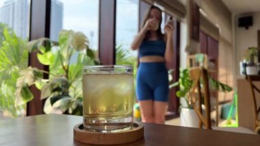 Ev, cep telefonu ve bir kadınla smoothie içmek, ağ, mobil kullanıcı ve beslenme ile uygulama ve daktilo. Kişi, daire ve kız akıllı telefon, sağlıklı içecek ve sosyal medya ile diyet planı. 