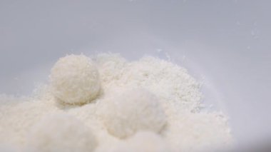 Şefin ellerini kapat hindistan cevizi köftesi ya da Ka Nom Tom, Tayland geleneksel tatlısı. Hindistan cevizi topları pişiriyorum.