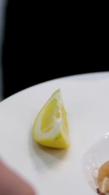 Yum Woon Sen Baharatlı Vermicelli ve Deniz Ürünleri Salatası 'nın Sevdiği Tayland Sokak Yemeği' nin yakın çekimleri. Vermicelli salata ve karides.