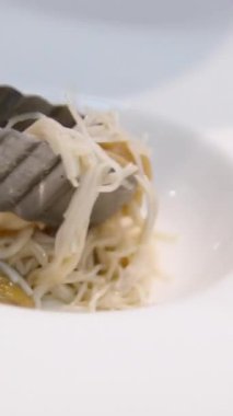 Yum Woon Sen Baharatlı Vermicelli ve Deniz Ürünleri Salatası 'nın Sevdiği Tayland Sokak Yemeği' nin yakın çekimleri. Vermicelli salata ve karides.