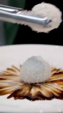 Şefin ellerini kapat hindistan cevizi köftesi ya da Ka Nom Tom, Tayland geleneksel tatlısı. Hindistan cevizi topları pişiriyorum.