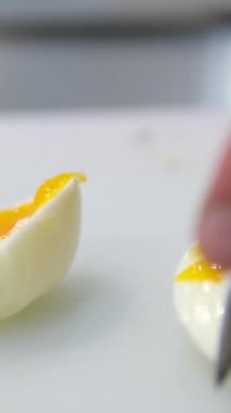 Kamera içinden süzülürken el, kaynamış tavuk yumurtalarını masadan alır. Dolly kaydırıcı, yakın plan. Yüksek kalite 4k görüntü