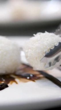 Şefin ellerini kapat hindistan cevizi köftesi ya da Ka Nom Tom, Tayland geleneksel tatlısı. Hindistan cevizi topları pişiriyorum.