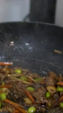 Tavada domuz pirzolası ve vermicelli ile kızartılmış karnabahar, Tayland yemeği. Yüksek kalite 4k görüntü