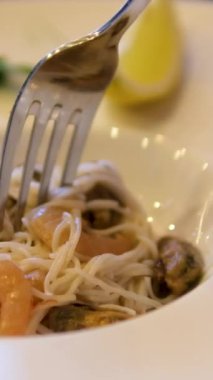 Yum Woon Sen Baharatlı Vermicelli ve Deniz Ürünleri Salatası 'nın Sevdiği Tayland Sokak Yemeği' nin yakın çekimleri. Vermicelli salata ve karides.