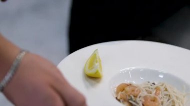 Yum Woon Sen Baharatlı Vermicelli ve Deniz Ürünleri Salatası 'nın Sevdiği Tayland Sokak Yemeği' nin yakın çekimleri. Vermicelli salata ve karides.