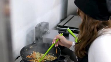 Kore usulü karışık sebze turşulu yumurta ve domuz eti soslu kızarmış şehriye. Asya restoranında ünlü geleneksel menü seti. Büyüt 