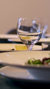 Garsonlar bir restoranda masayı hazırlıyorlar. Masa hazır salata.