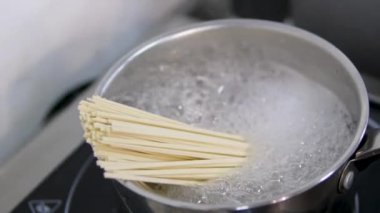 Kore usulü karışık sebze turşulu yumurta ve domuz eti soslu kızarmış şehriye. Asya restoranında ünlü geleneksel menü seti. Büyüt 