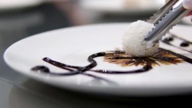 Beyaz üzerine izole edilmiş çizilmiş çikolatalı üçlü anahtarın silueti. Hindistan cevizi tatlısı.