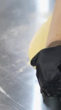 Mutfaktaki kadın lazanya hazırlıyor, peynir ekliyor kıyma ve pita ekmeği serpiştiriyor. Lazanya pişirme işlemi aşama aşama mutfakta hamur köftesi heykeli yapmak. Yemek pişiren kız.. 