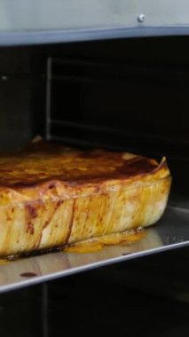 Mutfaktaki kadın lazanya hazırlıyor, peynir ekliyor kıyma ve pita ekmeği serpiştiriyor. Lazanya pişirme işlemi aşama aşama mutfakta hamur köftesi heykeli yapmak. Yemek pişiren kız.. 