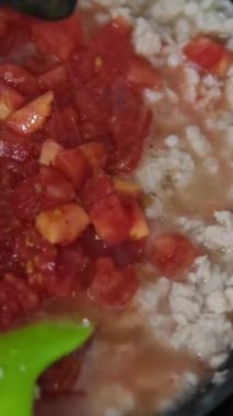 Mutfaktaki kadın lazanya hazırlıyor, peynir ekliyor kıyma ve pita ekmeği serpiştiriyor. Lazanya pişirme işlemi aşama aşama mutfakta hamur köftesi heykeli yapmak. Yemek pişiren kız.. 