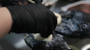 Süzme peynirli krep pişiriyorum. Mutfakta nefis süzme peynirli krep hazırlayan kadın, yakın plan.