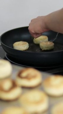 Süzme peynirli krep pişiriyorum. Mutfakta nefis süzme peynirli krep hazırlayan kadın, yakın plan.