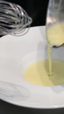 Süzme peynirli krep pişiriyorum. Mutfakta nefis süzme peynirli krep hazırlayan kadın, yakın plan.