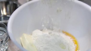 Süzme peynirli krep pişiriyorum. Mutfakta nefis süzme peynirli krep hazırlayan kadın, yakın plan.