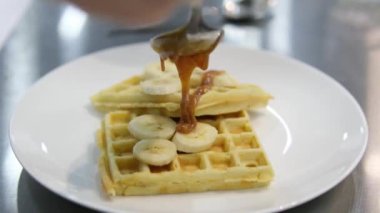 Waffle pişir. Waffle yapma süreci. Belçika waffle pişirme süreci. Waffle 'ların üzerine karamel serpiştir