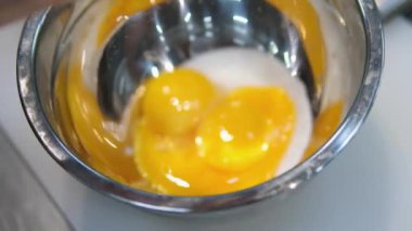Waffle pişir. Waffle yapma süreci. Belçika waffle pişirme süreci. Waffle 'ların üzerine karamel serpiştir