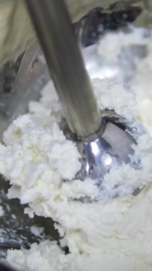 Süzme peynirli krep pişiriyorum. Mutfakta nefis süzme peynirli krep hazırlayan kadın, yakın plan.