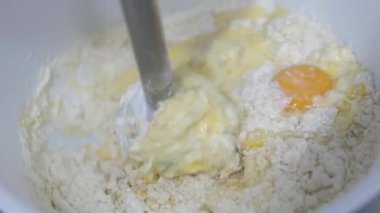 Süzme peynirli krep pişiriyorum. Mutfakta nefis süzme peynirli krep hazırlayan kadın, yakın plan.