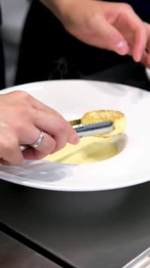 Süzme peynirli krep pişiriyorum. Mutfakta nefis süzme peynirli krep hazırlayan kadın, yakın plan.