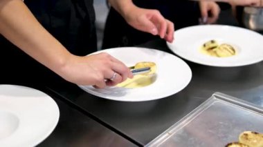 Süzme peynirli krep pişiriyorum. Mutfakta nefis süzme peynirli krep hazırlayan kadın, yakın plan.