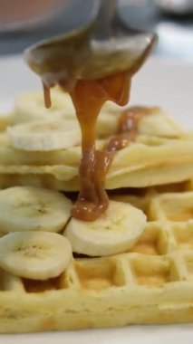 Waffle pişir. Waffle yapma süreci. Belçika waffle pişirme süreci. Waffle 'ların üzerine karamel serpiştir