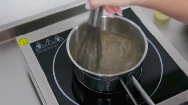 Kadın şef suşi yapar ve pirinç, kırmızı balık ve avokadodan rulo yapar. Yakından yemek pişirir. Suşi hazırlama süreci Master sınıfı. Adım adım Video seti