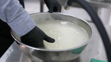 Kadın şef suşi yapar ve pirinç, kırmızı balık ve avokadodan rulo yapar. Yakından yemek pişirir. Suşi hazırlama süreci Master sınıfı. Adım adım Video seti