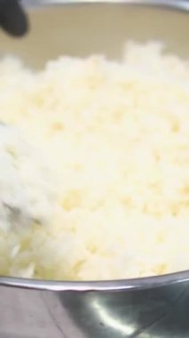 Kadın şef suşi yapar ve pirinç, kırmızı balık ve avokadodan rulo yapar. Yakından yemek pişirir. Suşi hazırlama süreci Master sınıfı. Adım adım Video seti