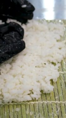 Kullan at. Fırında ekmek hazırlama işlemi. Japon suşi rulolarının adı Fırınlanmış Ebi. Restoranın mutfağında elle tutulan bir gaz ocağıyla peynirli suşi pişiren şefin yakın çekimi..