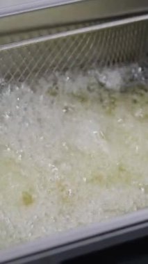 Yemek pişirme süreci, adım adım, Suşi tempura Eller siyah eldivenlere batırılmış rulo pirinç unundan yapılan tempura ve kızartma için nişasta ve çıtır bir Japon yemeği, üst görünüm.