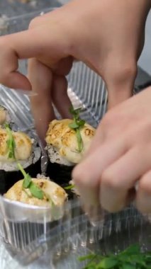 Kullan at. Fırında ekmek hazırlama işlemi. Japon suşi rulolarının adı Fırınlanmış Ebi. Restoranın mutfağında elle tutulan bir gaz ocağıyla peynirli suşi pişiren şefin yakın çekimi..