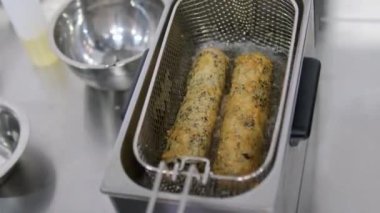 Yemek pişirme süreci, adım adım, Suşi tempura Eller siyah eldivenlere batırılmış rulo pirinç unundan yapılan tempura ve kızartma için nişasta ve çıtır bir Japon yemeği, üst görünüm.
