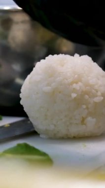 Yemek pişirme süreci, adım adım, Suşi tempura Eller siyah eldivenlere batırılmış rulo pirinç unundan yapılan tempura ve kızartma için nişasta ve çıtır bir Japon yemeği, üst görünüm.