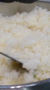 Yemek pişirme süreci, adım adım, Suşi tempura Eller siyah eldivenlere batırılmış rulo pirinç unundan yapılan tempura ve kızartma için nişasta ve çıtır bir Japon yemeği, üst görünüm.