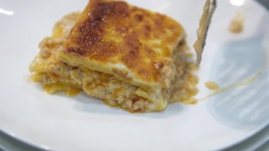 Peynirli lazanya. Lezzetli İtalyan yemekleri. Bolonezli, Bechamel soslu ve Mozzarella peynirli sıcak tabaklı geleneksel İtalyan lazanyası. İştah açıcı Et Lazanya Bolonez Pişirme