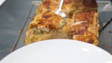Bıçak leziz İtalyan lazanyasından bir parça kesiyor. Yüksek kalite 4k görüntü