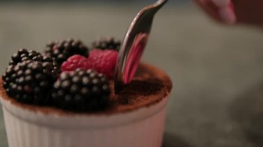 Böğürtlen ve nane aromalı tiramisu tatlısı. böğürtlen