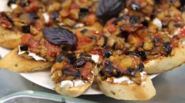 Kızarmış patlıcanlı bruschetta yiyen bir kadın. Yüksek kalite 4k görüntü