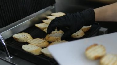Ekmek ekmeğinden ekmek kırıntısı yap. Yüksek kalite 4k görüntü
