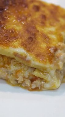 Peynirli lazanya. Lezzetli İtalyan yemekleri. Bolonezli, Bechamel soslu ve Mozzarella peynirli sıcak tabaklı geleneksel İtalyan lazanyası. İştah açıcı Et Lazanya Bolonez Pişirme