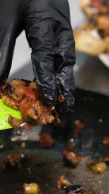 Domatesli patlıcan havyarı ve bir dilim ekmek. Yüksek kalite 4k görüntü