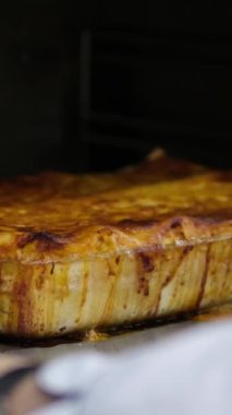 İtalyan lazanyası cam güveçte pişiyor. Fırında lazanya.