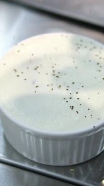 Tiramisu kekinin üzerine el yapımı kakao tozu, ev yapımı glütensiz İtalyan katmanlı tatlı, yanında bayan parmak bisküvisi ve kakao tozuyla süslenmiş mascarpone kreması. Kakao serpin 